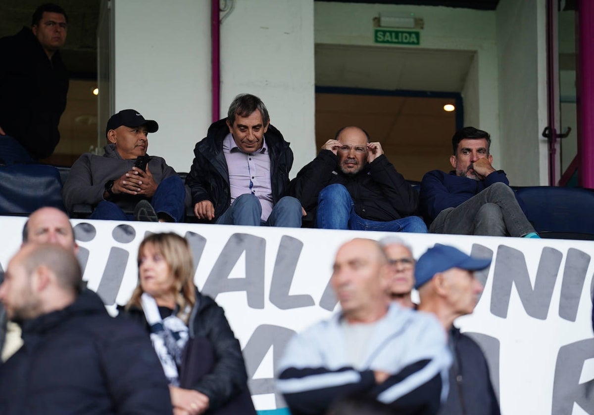 El presidente del Salamanca UDS, Manuel Lovato (segundo por la derecha), en el palco del Helmántico.